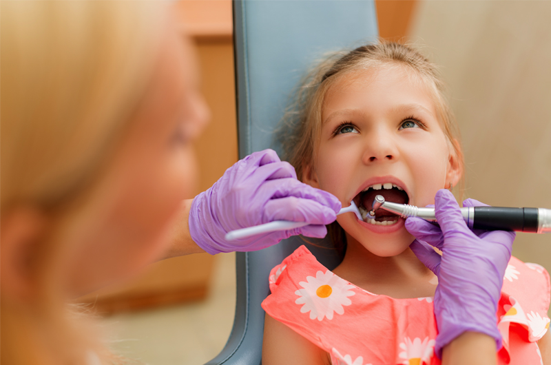 little-girl-at-the-dentist-P2TDNYV little-girl-at-the-dentist-P2TDNYV